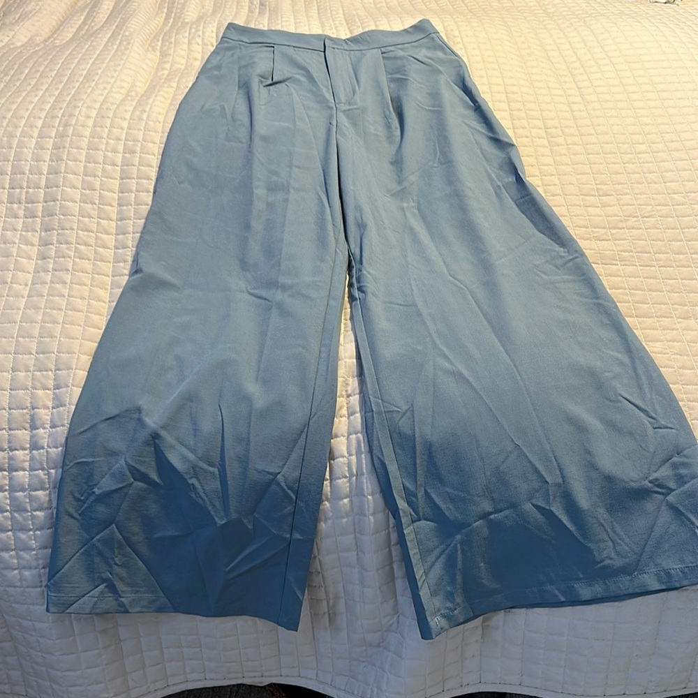 Women’s straight legged pants - L